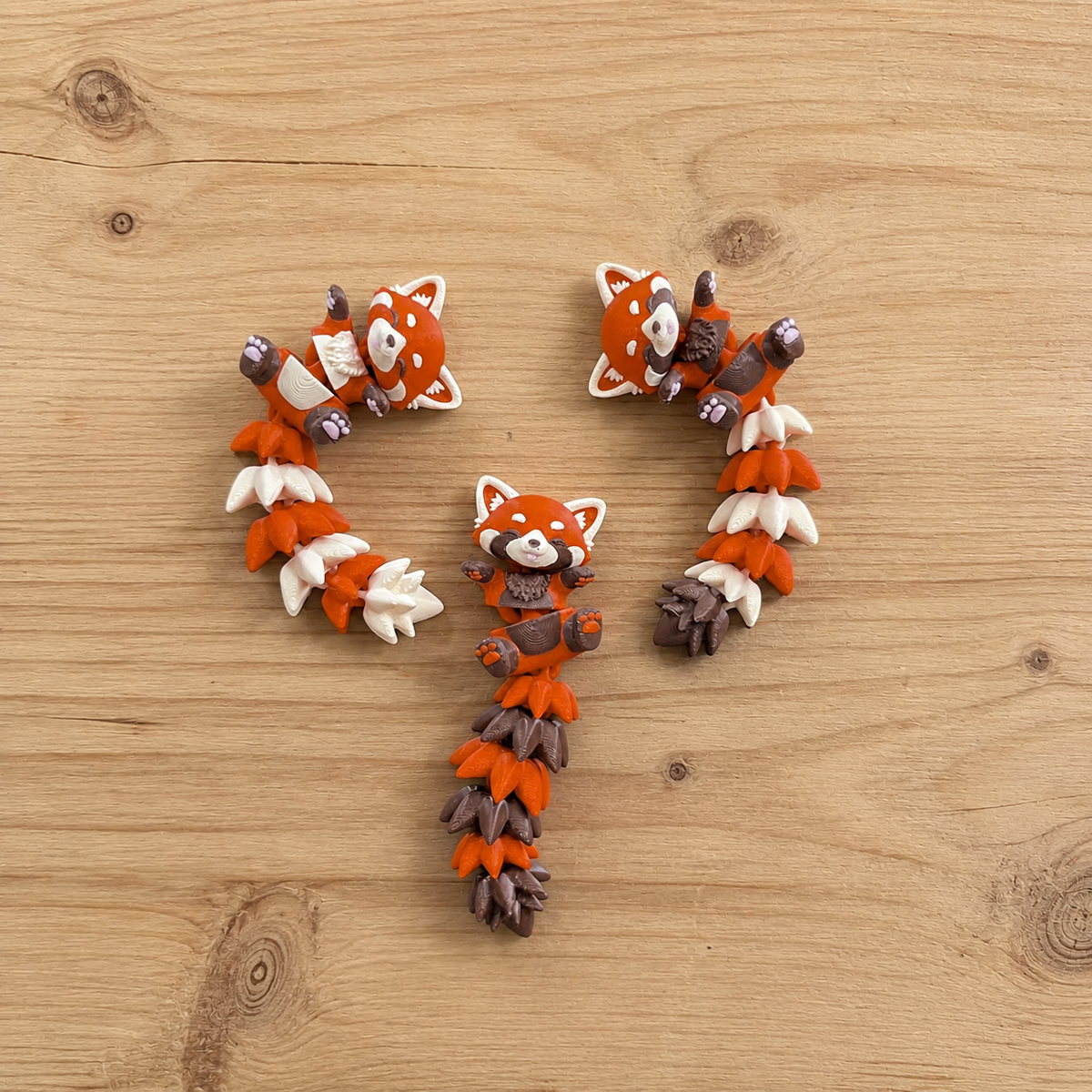 Fluffy Mascots™ Panda Rojo Articulado